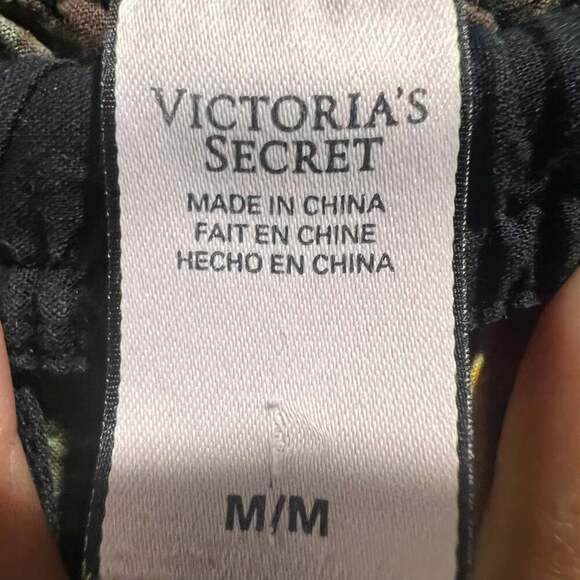 Victoria's Secret Women's Sleep Shorts Tropical Pineapple Design - Picture 2 of 3